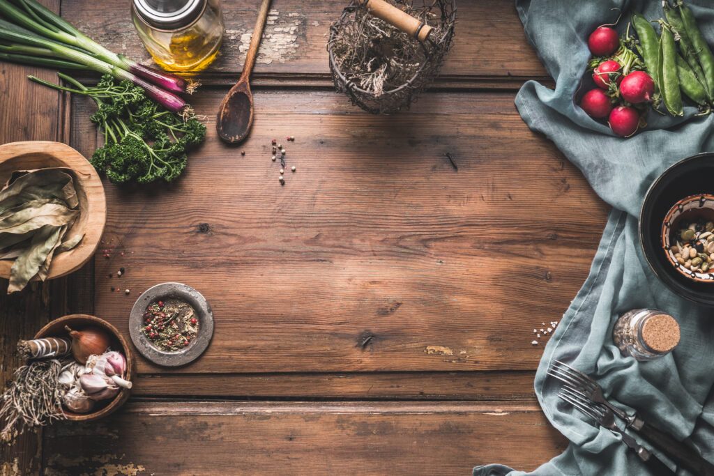 Mesa rústica con ingredientes. Por VICUSCHKA