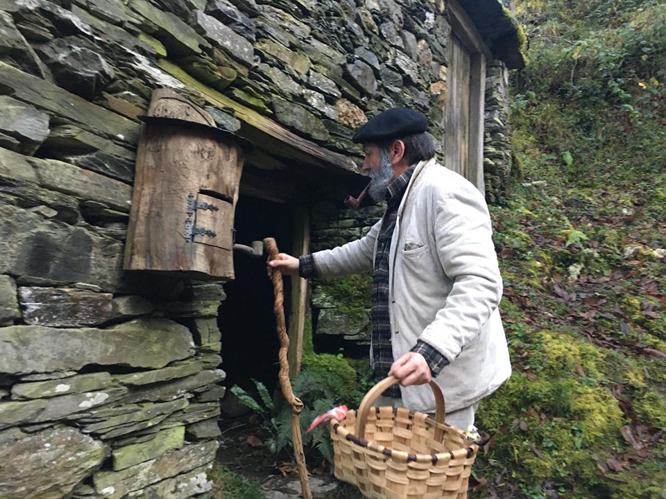 Casa del Apalpador en la Serra do Courel. por Turismo Folgoso do Courel.