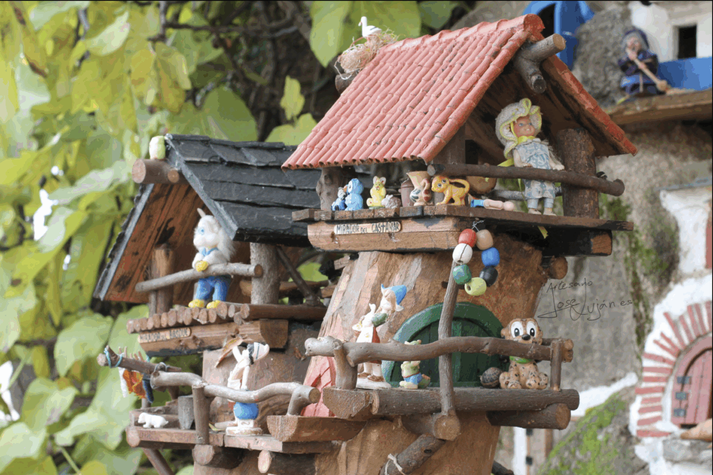 Detalle del Poblado de los duendes del castañar de El Tiemblo. Por José Luján.