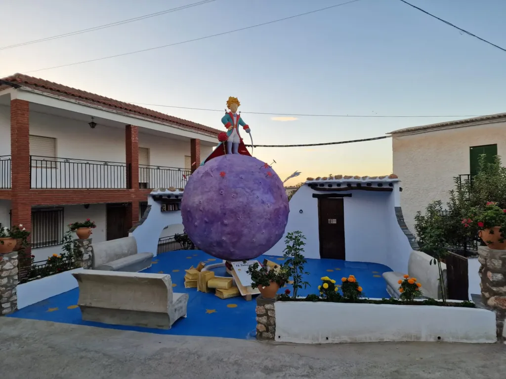El Principito en el pueblo-libro. Ayuntamiento de Alpujarra de la Sierra.