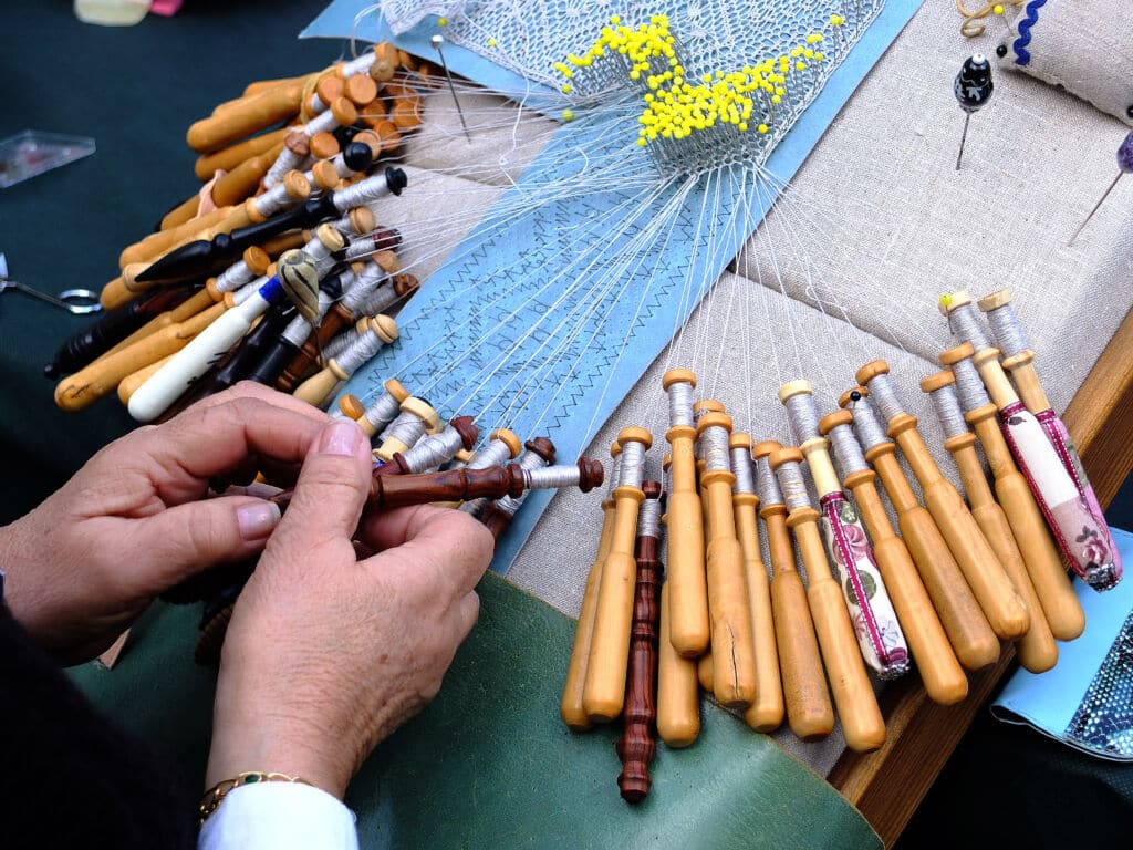Palilleiras haciendo encaje de Camarillas, en Galicia. Por ANTONIO ALCOBENDAS.