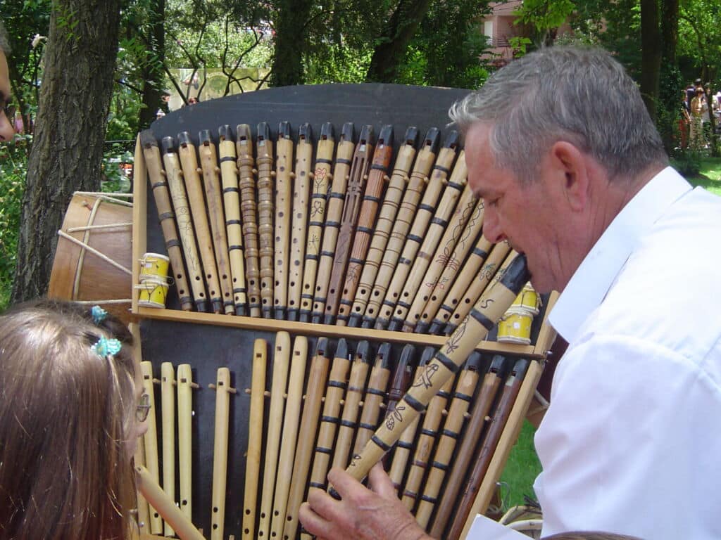 Flautas artesanales en Montehermoso. Por Felipe Retortillo.