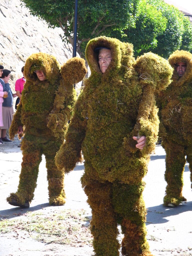 Hombres de musgo durante la procesión del Corpus Christi de Béjar. Por Ytha67