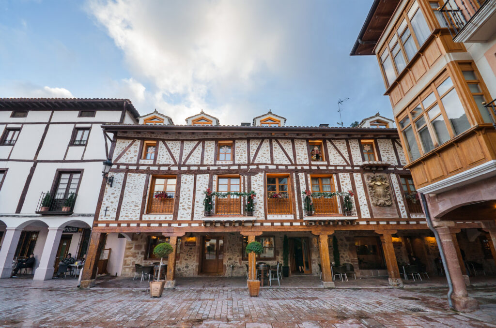 Plaza Mayor de Ezcaray (La Rioja).