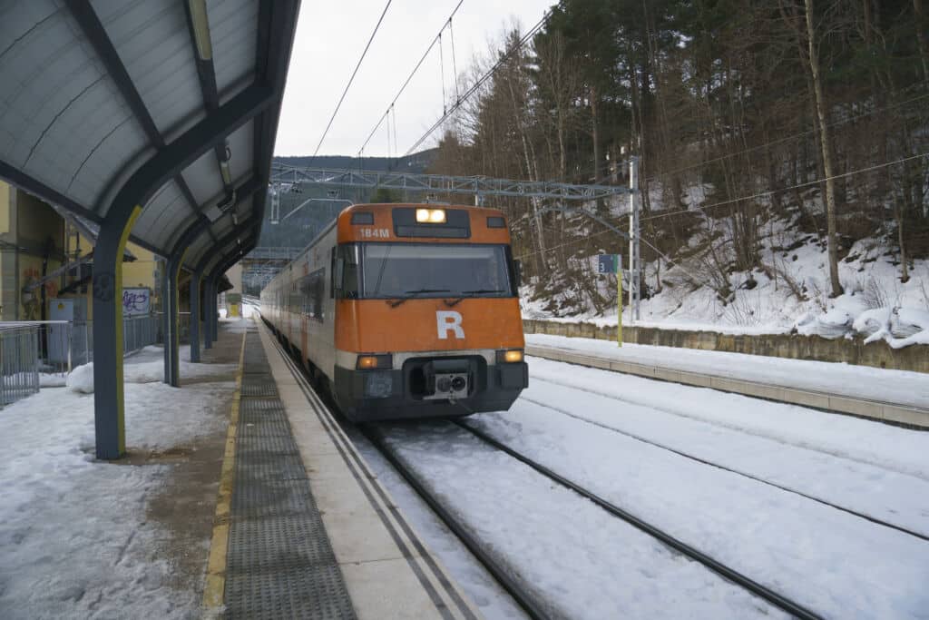 Nieve en la estación de tren de La Molina (Girona).