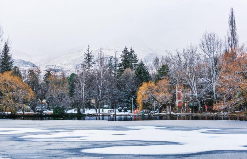 Puigcerdà (Girona) y su lago helado, una imagen invernal de postal.