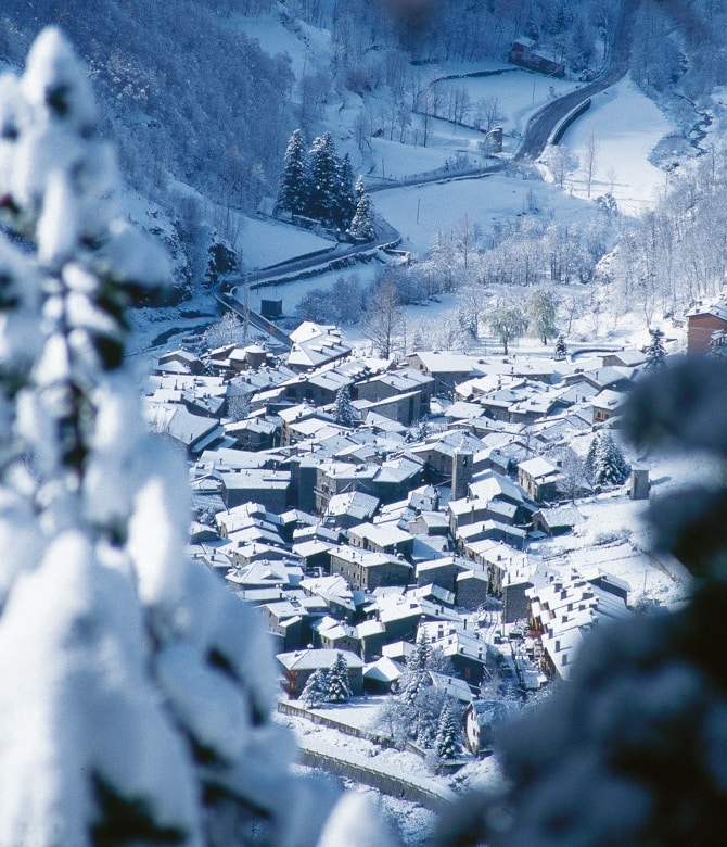 Panorámica de Setcases (Girona) completamente nevado.