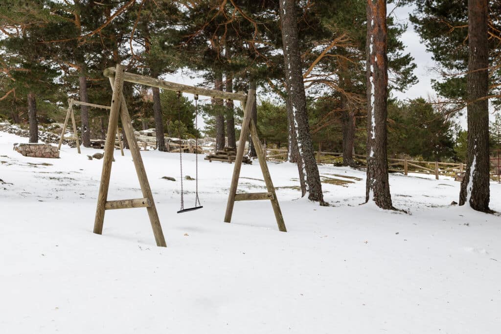 Área recreativa en el puerto Canencia. Por josevgluis.
