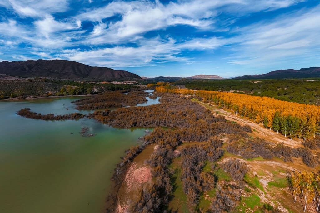 Microrreserva Yesares de Hellín y embalse de Camarillas (Albacete). Por Dronie_Spain