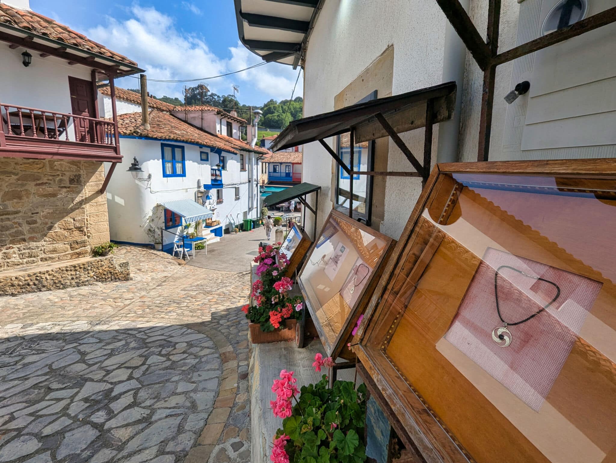 La Ruta del Azabache, un recorrido familiar tras el oro negro de Asturias