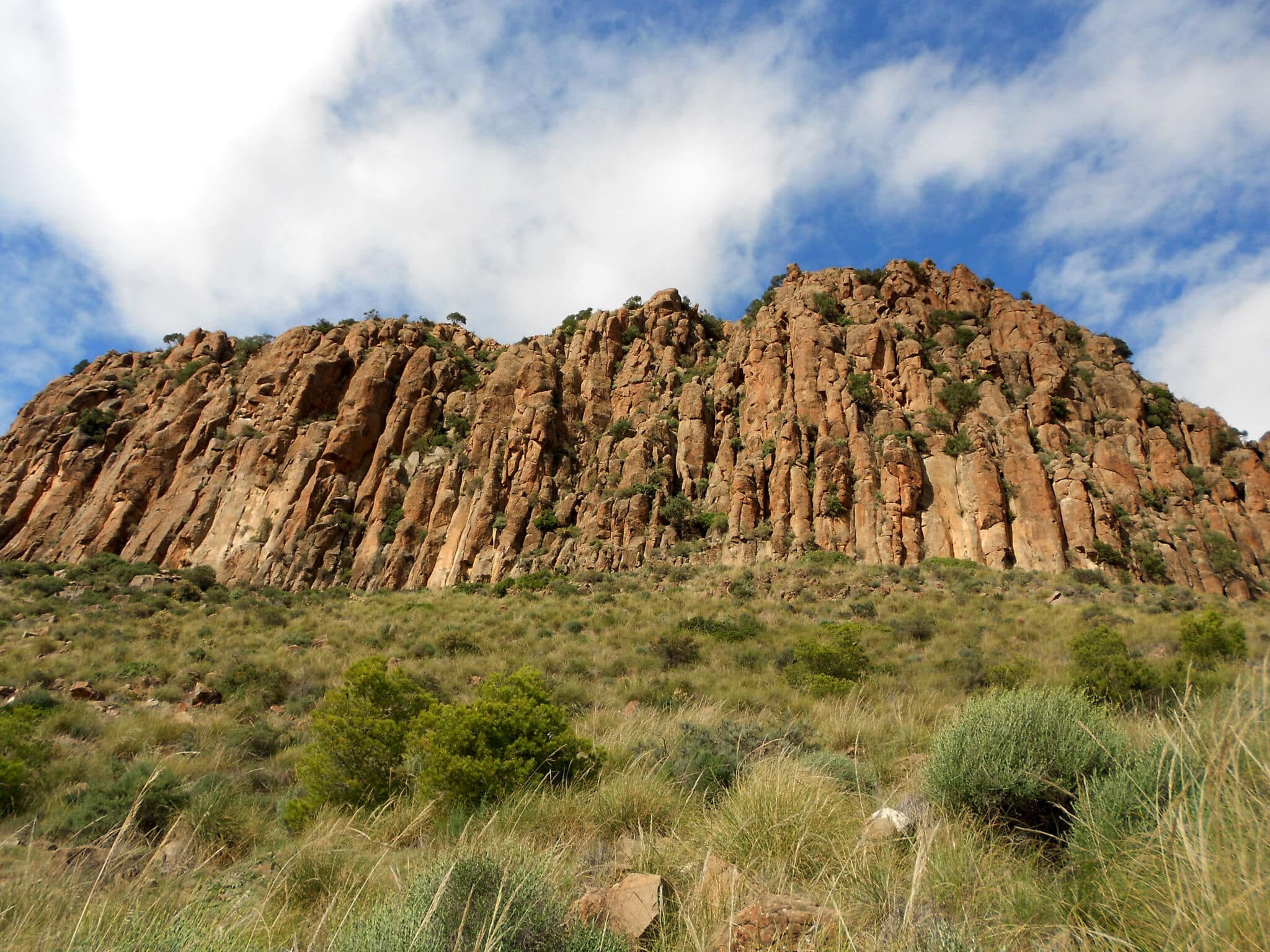 El volcán secreto de Albacete: tres rutas para descubrir su impresionante chimenea, que sigue intacta