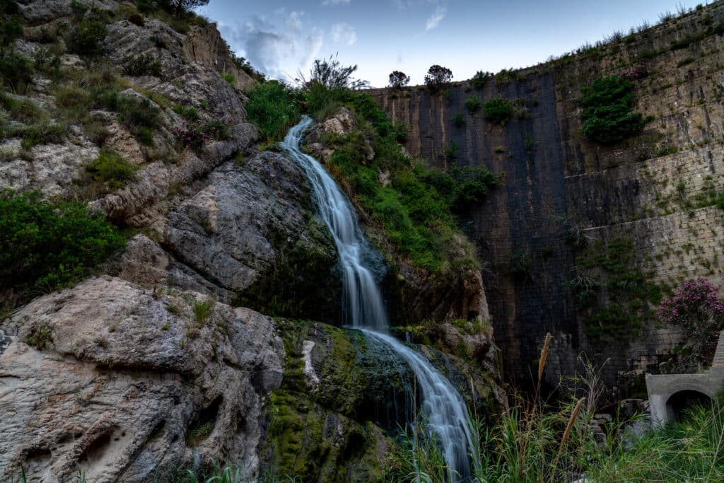 Cascada en el embalse de Tibi (Alicante). Por Miguel Fernandez