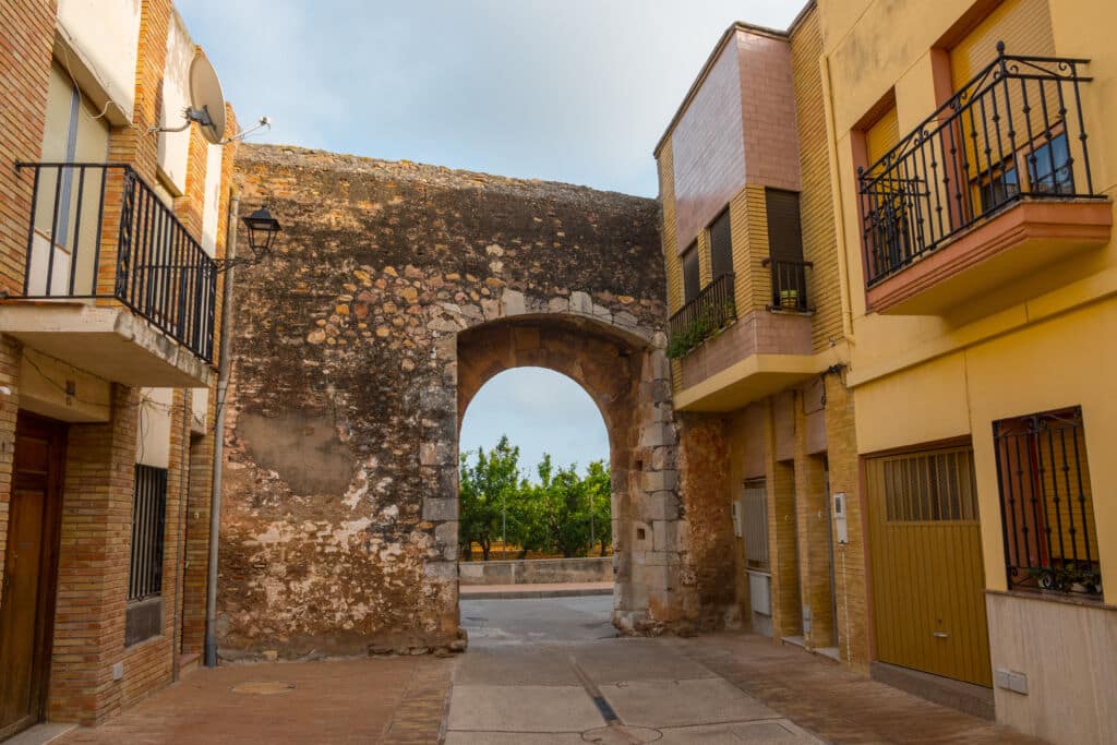 Portal de la Huerta, uno de los dos accesos al pueblo fortificado de Mascarell (Castellón). Por Julien