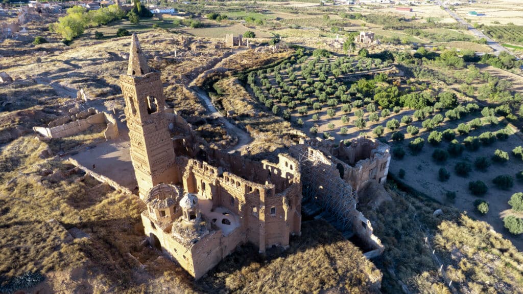 El pueblo en ruinas de Belchite, rodeado de olivos. Por Drone al cierzo