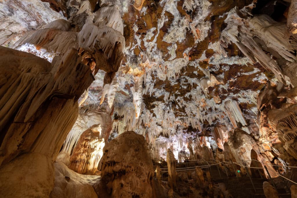 Estalactitas en las Cuevas de las Águilas. Por Noradoa.