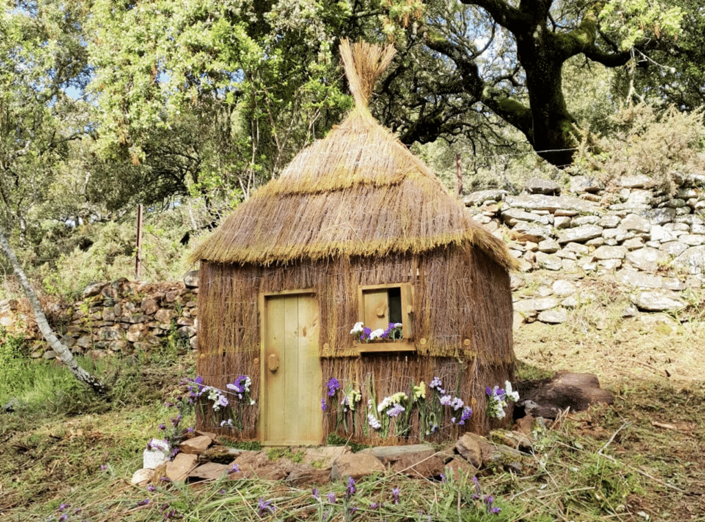 Casita de paja de Los tres cerditos. Cortesía del Ayuntamiento de Jabugo.