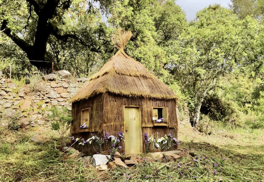Casita de paja de Los tres cerditos. Cortesía del Ayuntamiento de Jabugo.