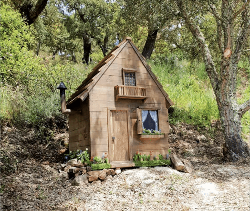 Casita de madera de Los tres cerditos. Cortesía del Ayuntamiento de Jabugo.