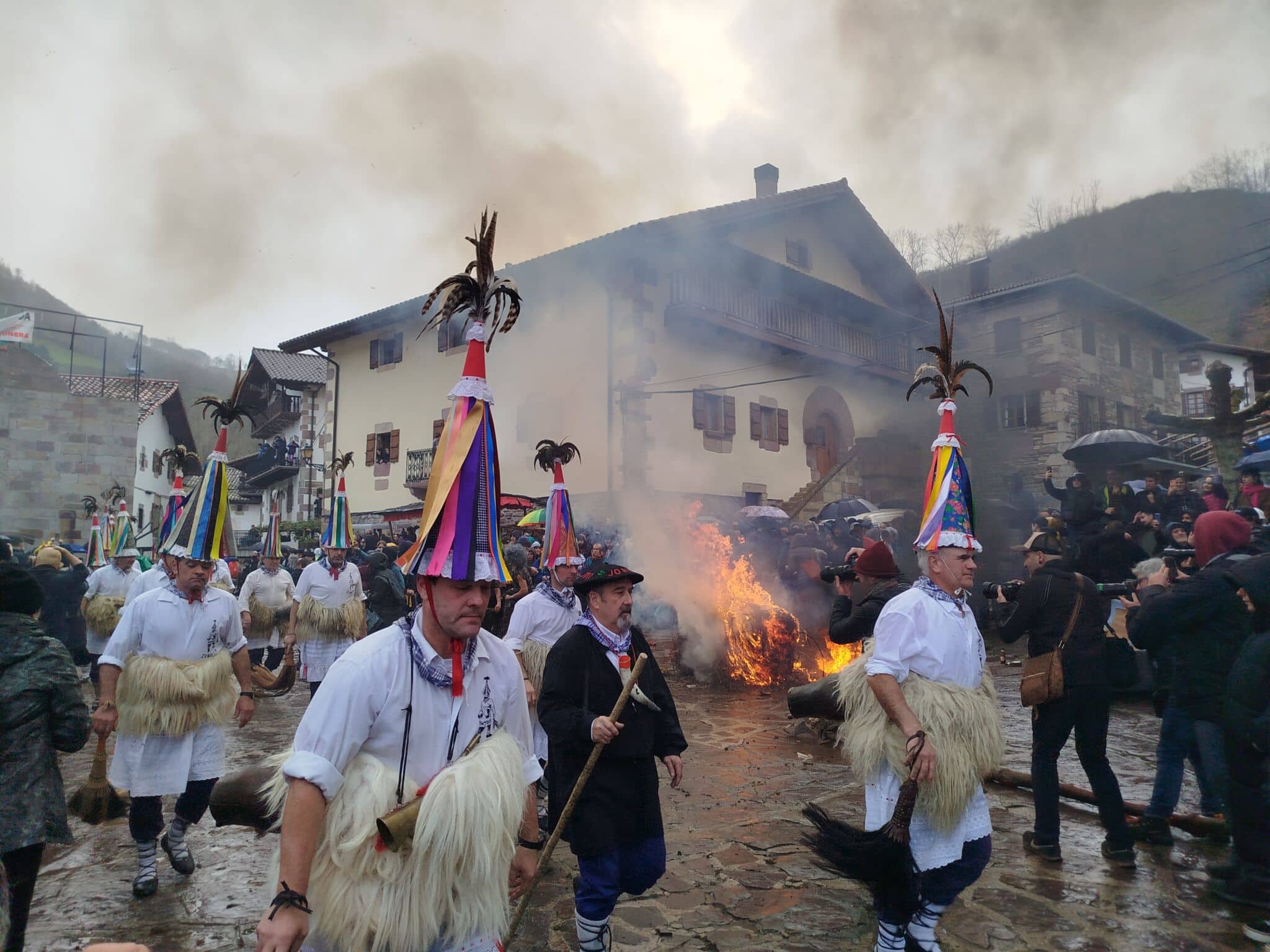 Ritos ancestrales y pueblos en fiesta: los 5 carnavales rurales más curiosos del País Vasco y Navarra