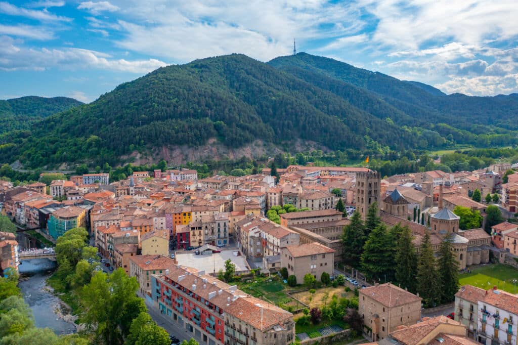 Vista aérea de Ripoll (Girona) y su entorno natural.
