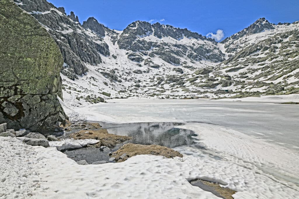 Laguna Grande de Gredos (Ávila) helada.
