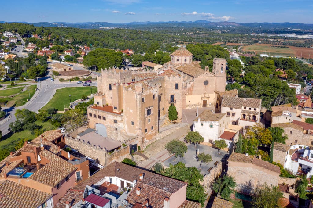 Iglesia de Sant Marti y castillo de Altafulla en Altafulla (Tarragona).