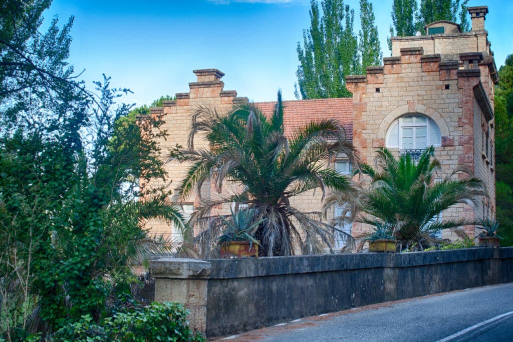 Construcción modernista junto al embalse de Bolarque (Guadalajara). Por M.Peinado - CC BY 2.0, https://commons.wikimedia.org/w/index.php?curid=26522929