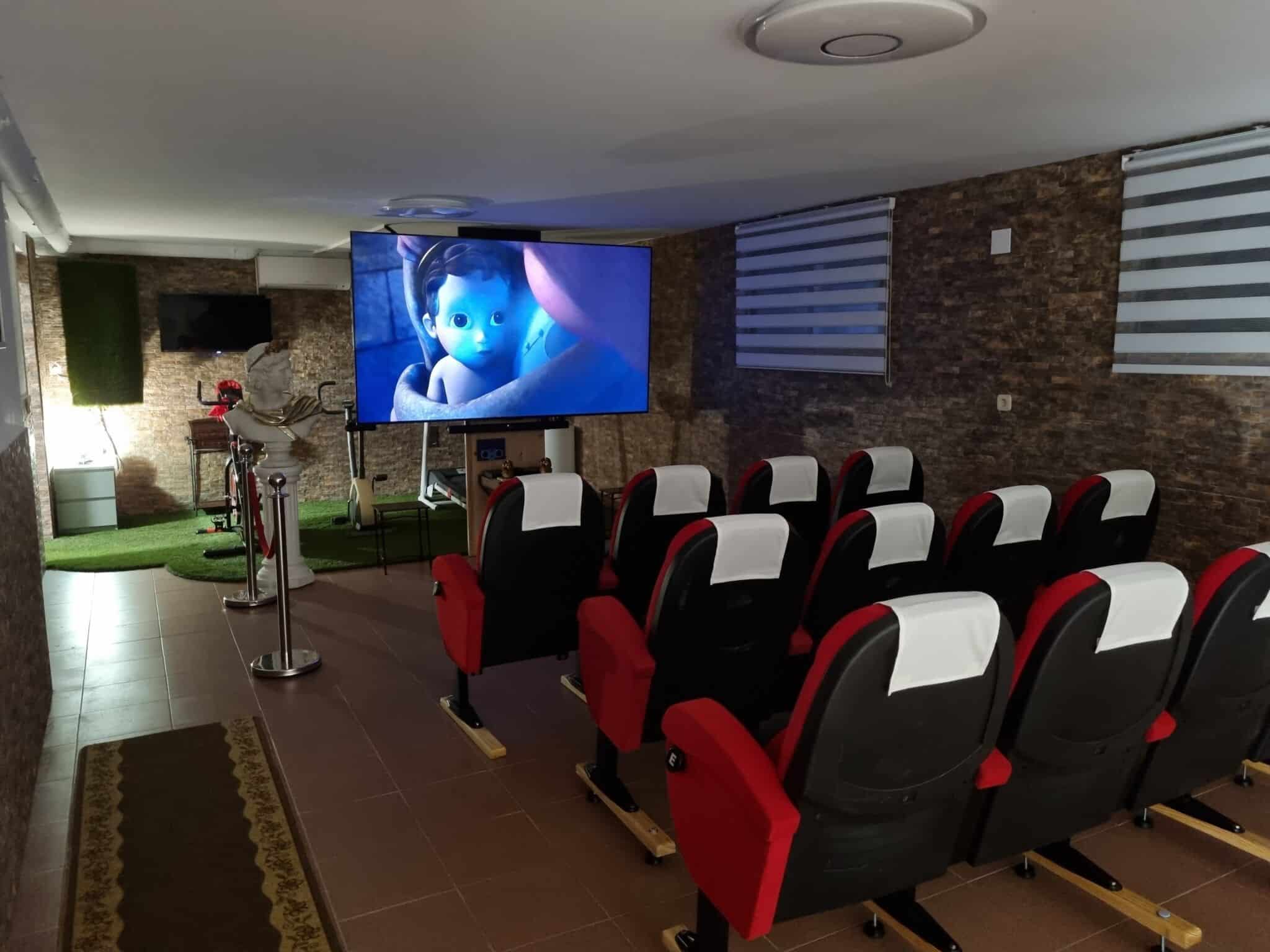 🎬 De la alfombra roja… al sofá del pueblo: casas rurales con cine propio para una escapada de película