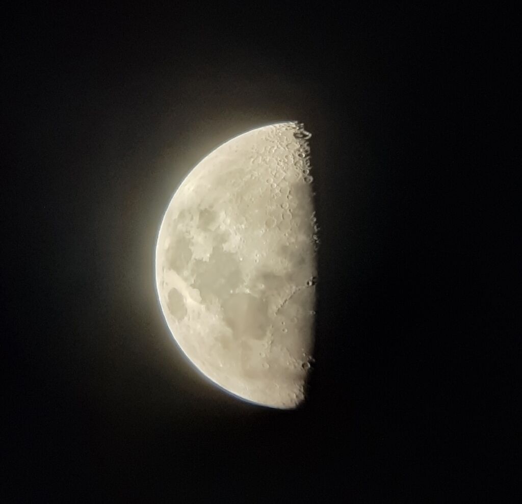 Así se ve la Luna desde el telescopio de Finca Sotomar.