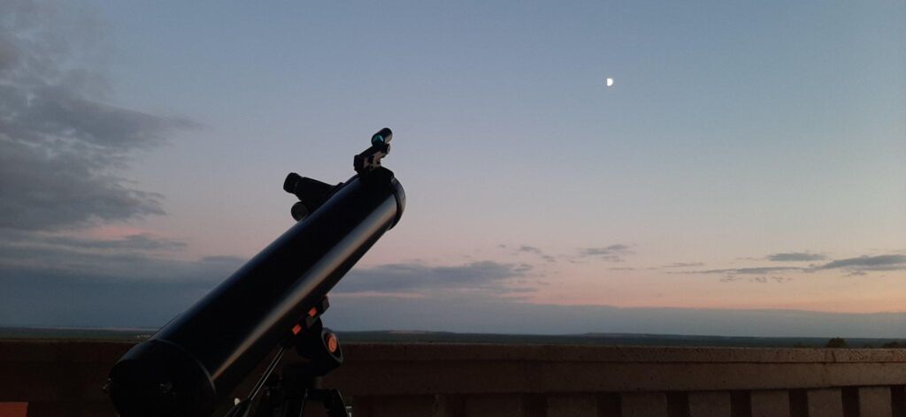 Telescopio al atardecer desde el balcón de Finca Sotomar.