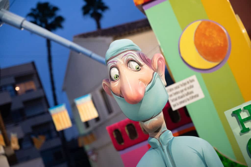 'Ninot' de un médico en las Fallas de Sagunto. Por martenaba