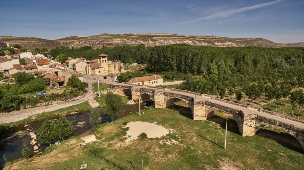 Puente de piedra medieval en Fuentidueña (Segovia). Por Evan Frank