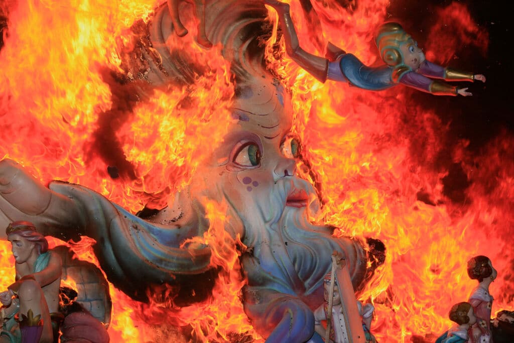 'Cremà' de una Falla de València. Por juantxoribes