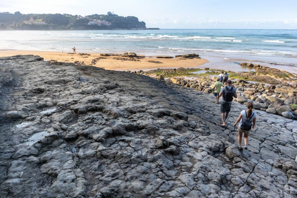 Playa de La Grega, en Colunga, con huellas de dinosaurio. Por Alba