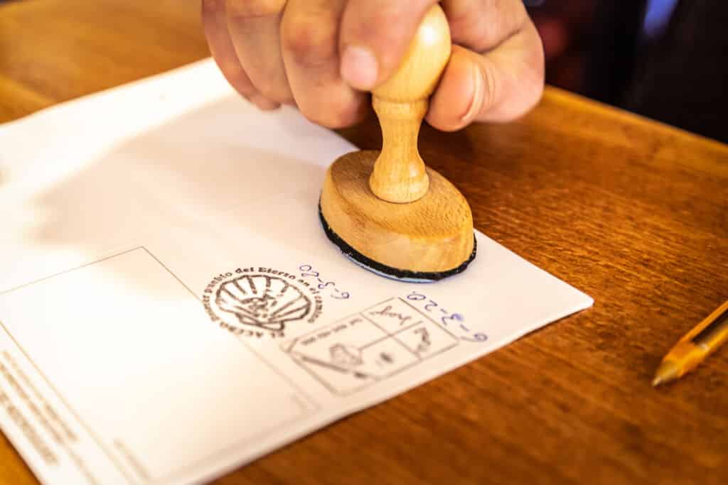 Sellando la credencial del Camino de Santiago en un albergue. Por Max Maximov