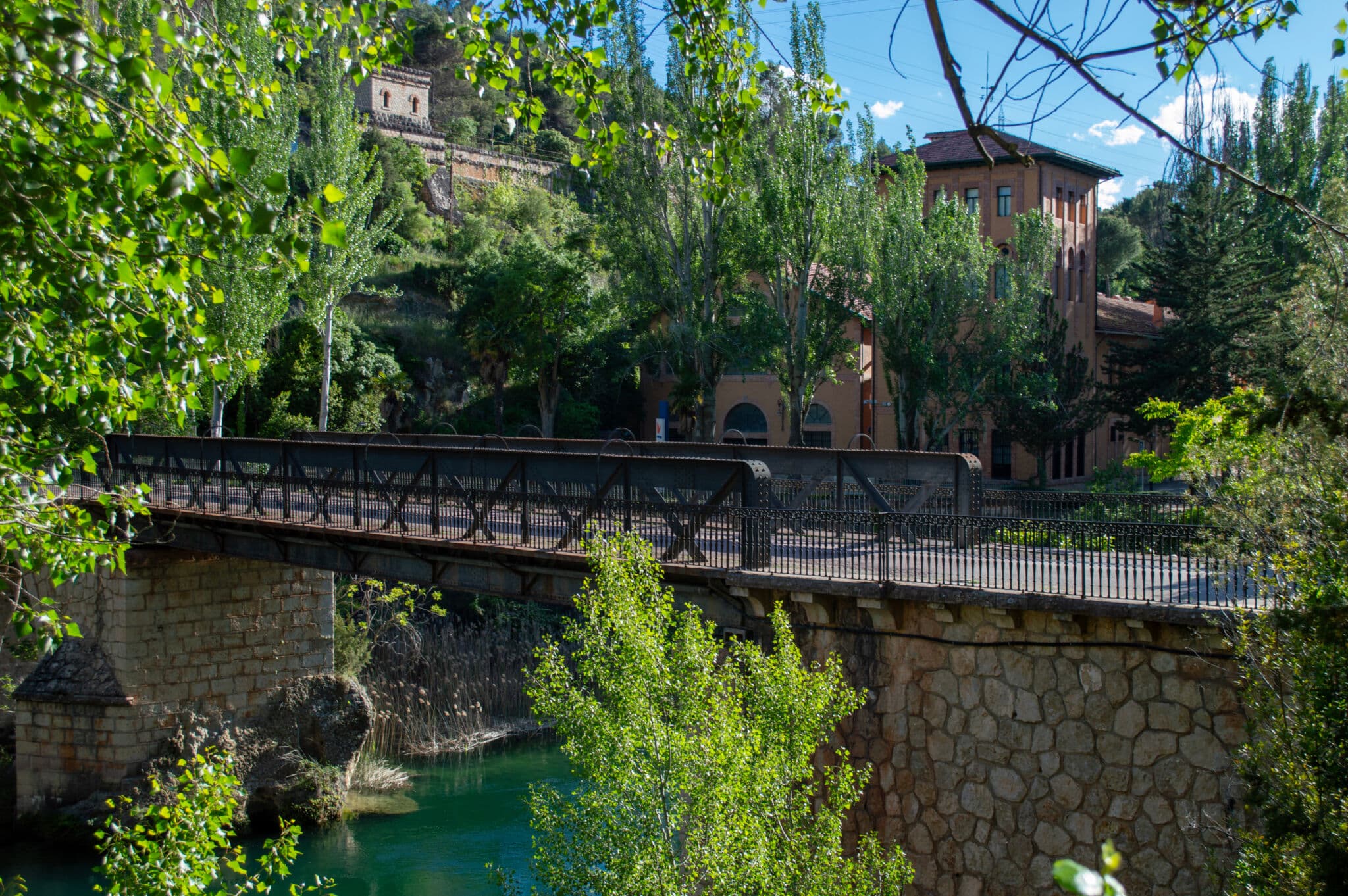El pueblo modernista de Guadalajara que llevó la luz a Madrid y esconde un monasterio olvidado