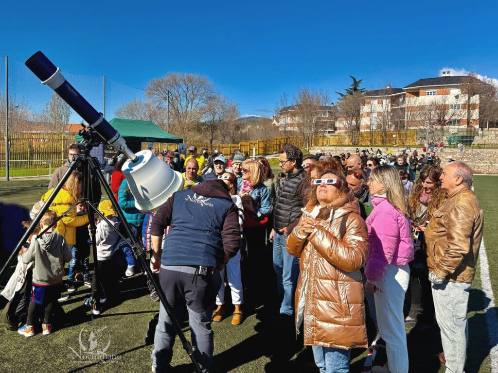Un grupo de personas en una actividad astronómica organizada por EclipsaFest. Foto cedida por EclipsaFest