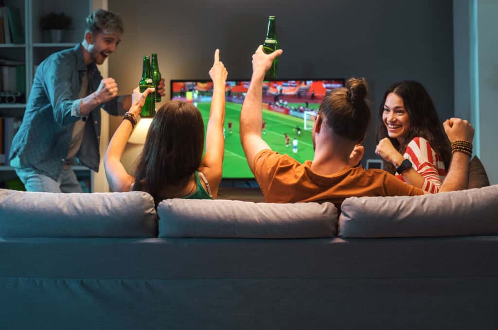 Grupo de amigos viendo un partido de fútbol.