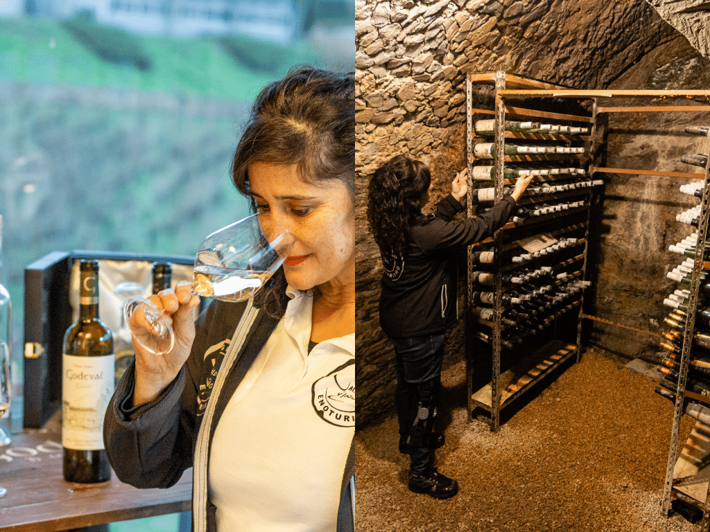 Imagen dividida: A la izquierda, una mujer huele una copa de vino blanco cerca de unas botellas sobre una mesa. A la derecha, examina botellas en una oscura bodega con estanterías y paredes de piedra.