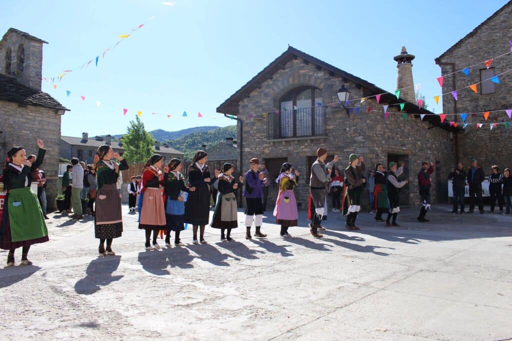 Baile tradicional en la plaza de Margudgued (Huesca).
