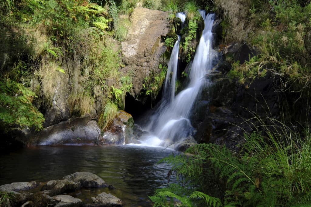 Fervenza (cascada) de Budian, en la Ruta del Agua de Zas (A Coruña).