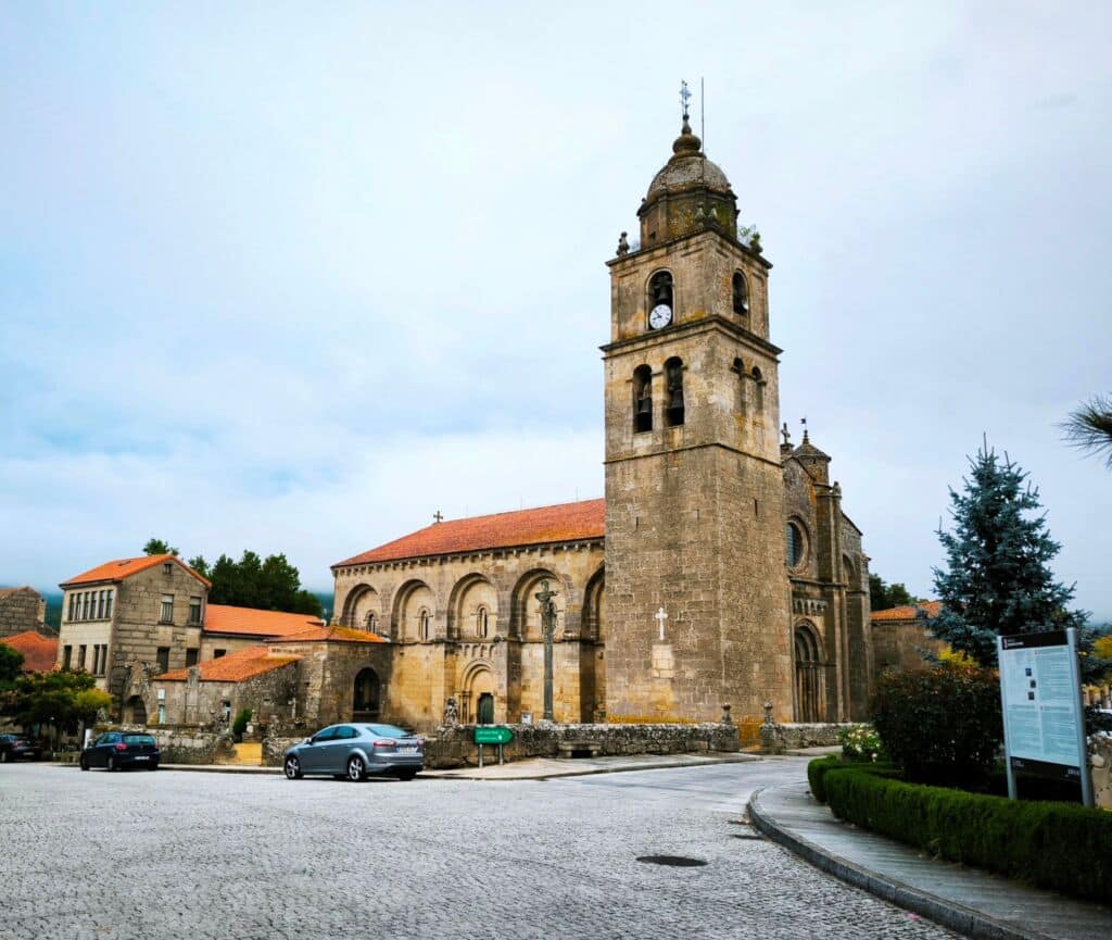 Colegiata de Santa María la Real, en Xunqueira de Ambía (Ourense).