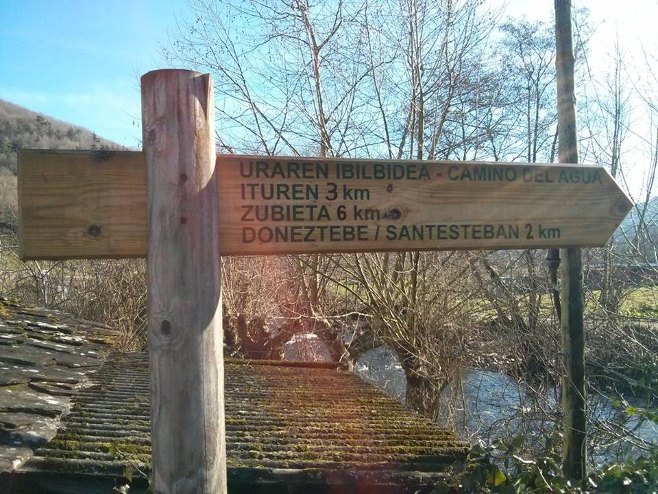 Poste indicador de la Ruta del Agua de Santesteban a Zubieta (Navarra).