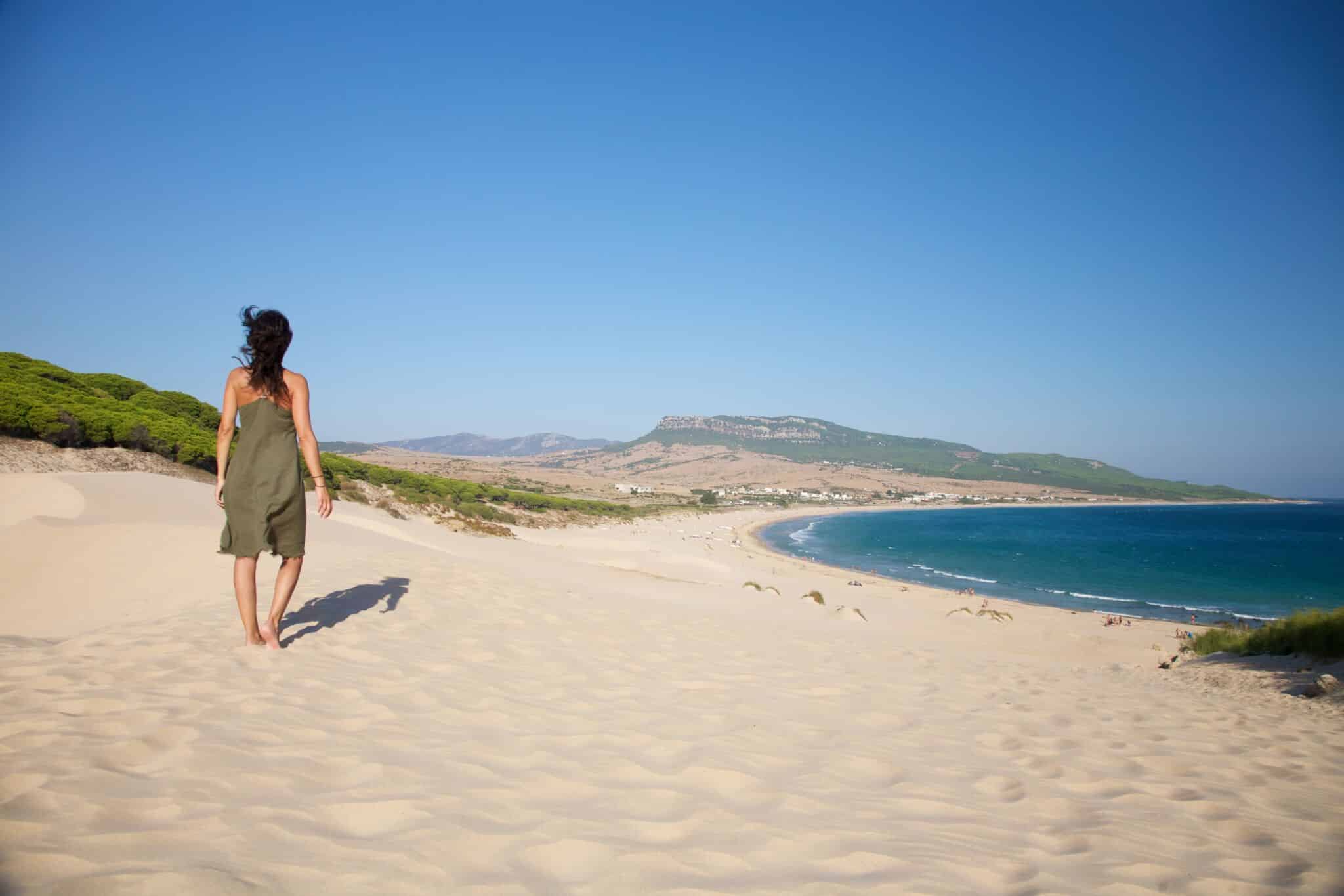👣 Rutas para caminar descalzo en España: siente las texturas de la naturaleza bajo tus pies