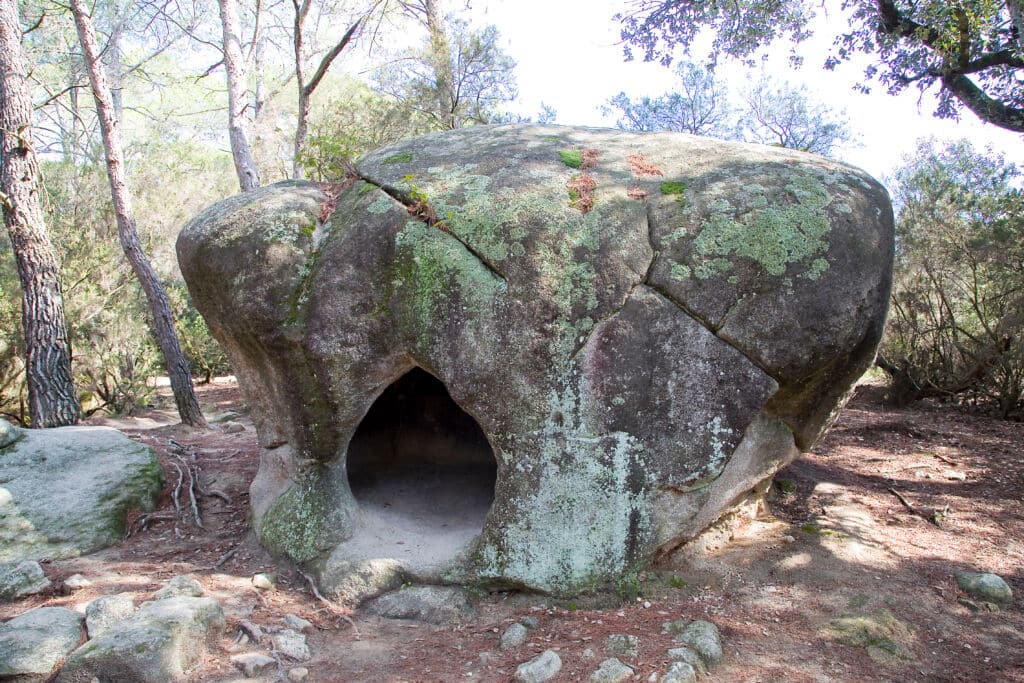 Roca Foradada, en la Ruta Prehistórica de La Roca del Vallès (Barcelona).