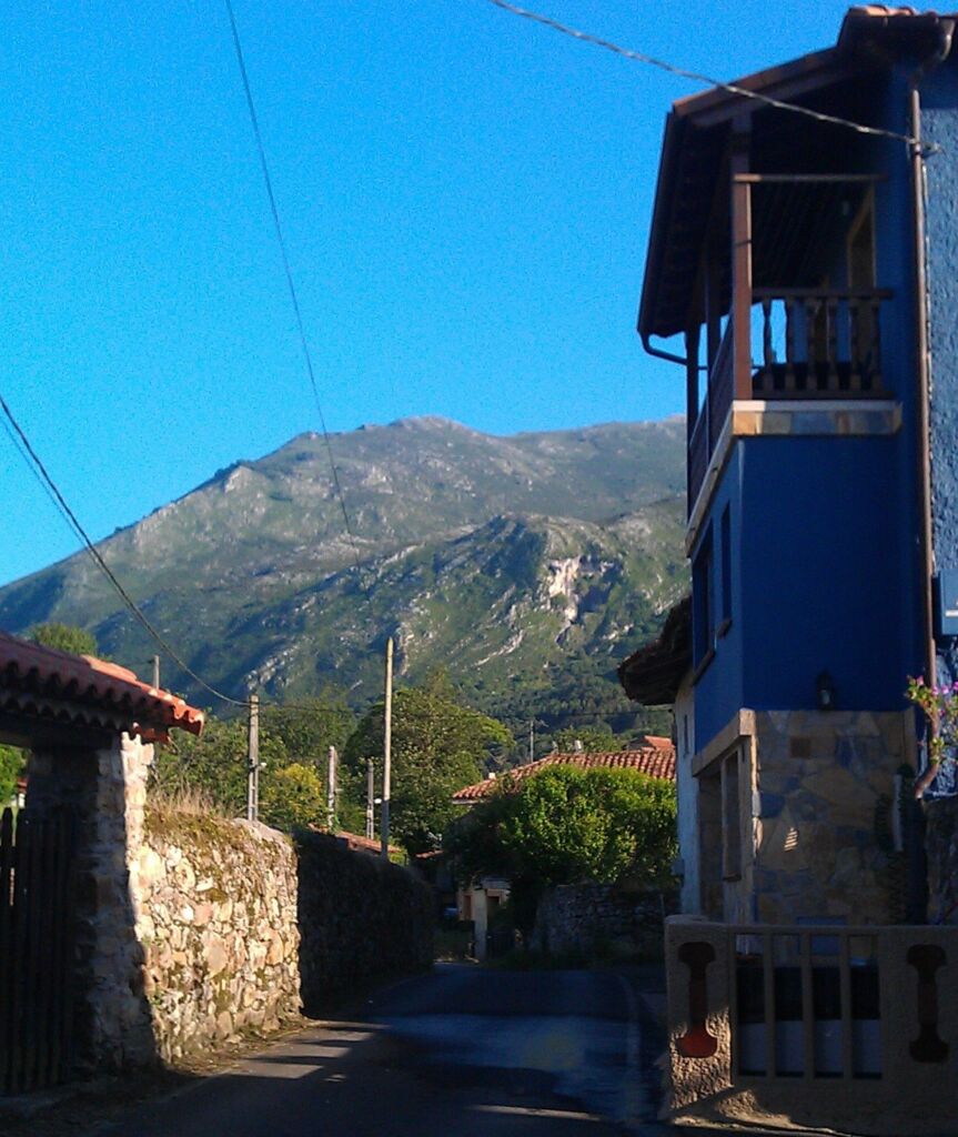 Lloroñi (Asturias), con la sierra del Sueve al fondo.