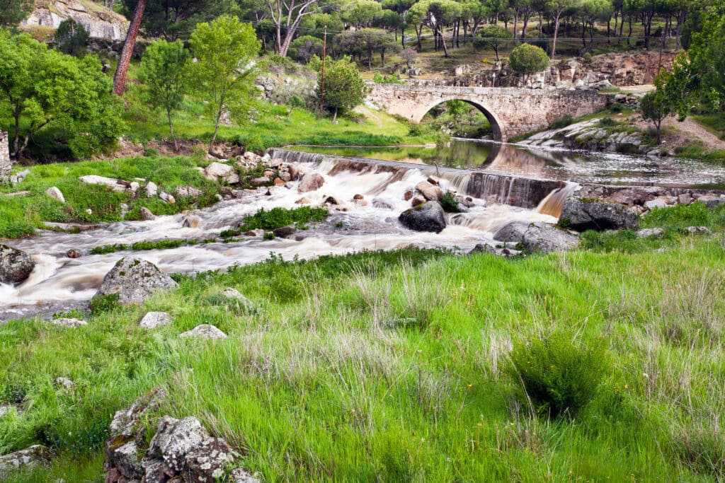 Puente sobre el río Becedas, en la Ruta del Agua de Hoyo de Pinares (Ávila).