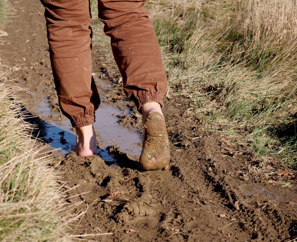 El espacio rural protegido de Gallecs es ideal para caminar por el barro.