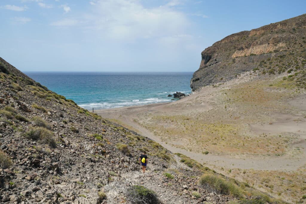 Acceso a la cala del Plomo, en el Parque Natural del Cabo de Gata-Níjar.