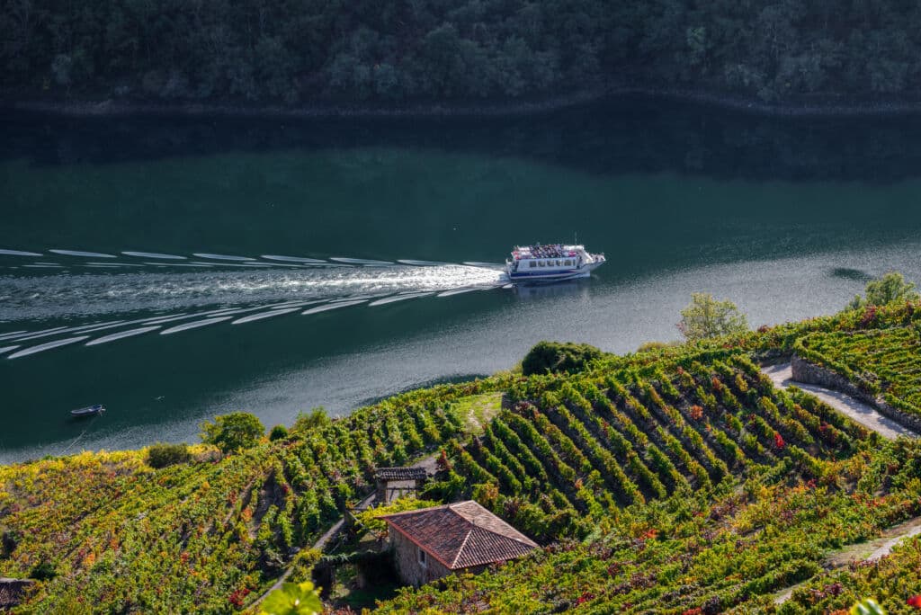 Catamarán en el río Sil (Ribeira Sacra). Por Luis Vilanova